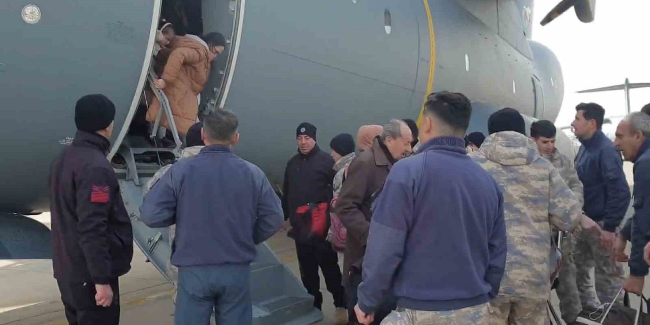 Hava Kuvvetlerine Ait Uçaklar Depremzedelerin Tahliyesini Sürdürüyor