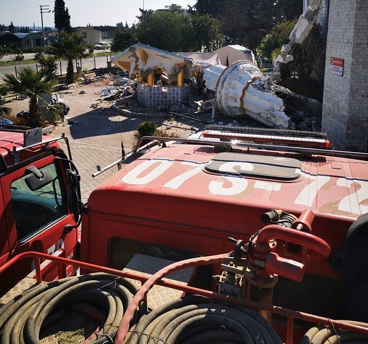 Deprem Bölgesinde Bulunan ateş Savaşçıları Afetzedelere Su Taşıyor