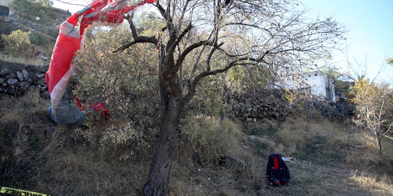 kayseri de agaca dusen yamac parasutcusu hayatini kaybetti