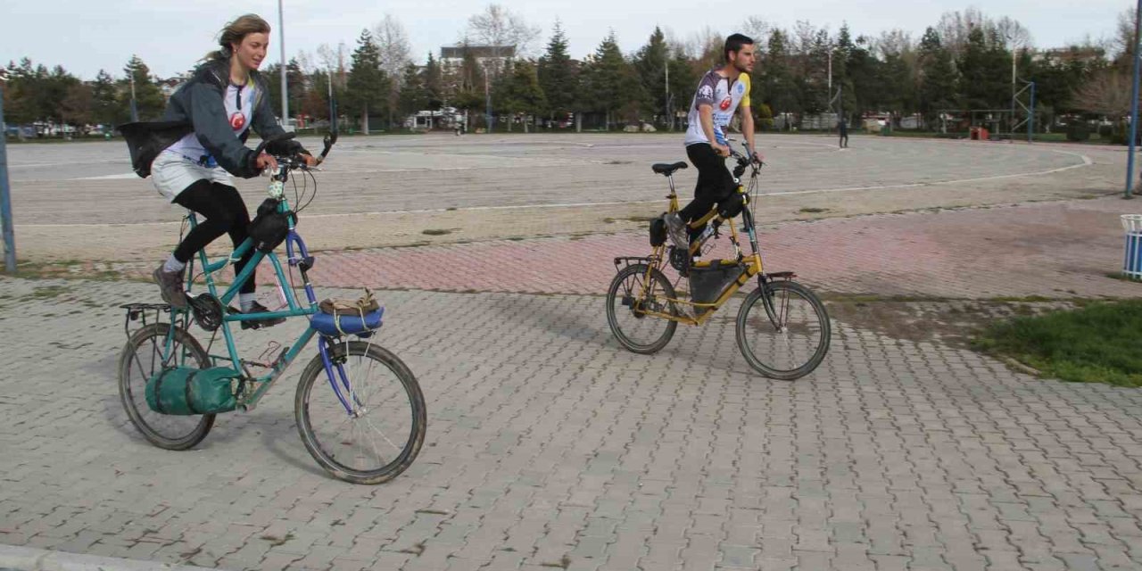 Il duo spagnolo e italiano, che ha girato l’Europa e l’Asia con le loro moto lunghe, si è preso una pausa a Beyşehir