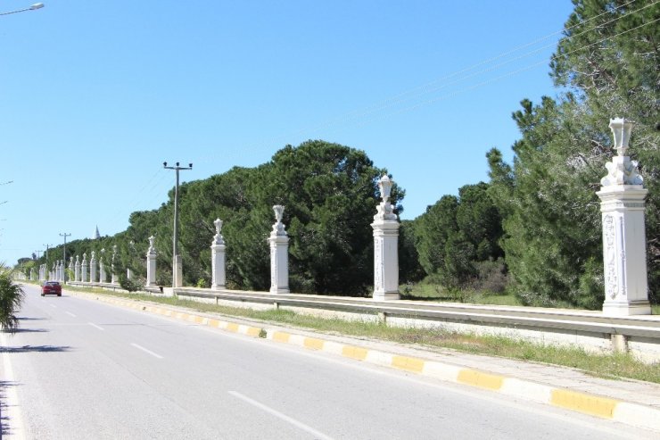 Antalya'da Otelin Demir Korkulukları Olmayınca Mazgallara Dadandılar