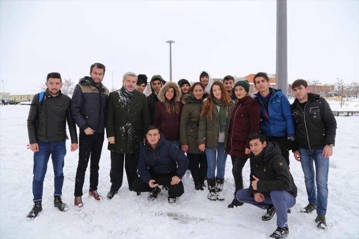 Aksaray Üniversitenin Rektörü Yusuf Şahin, Öğrencilerle Kardan Adam Yaptı