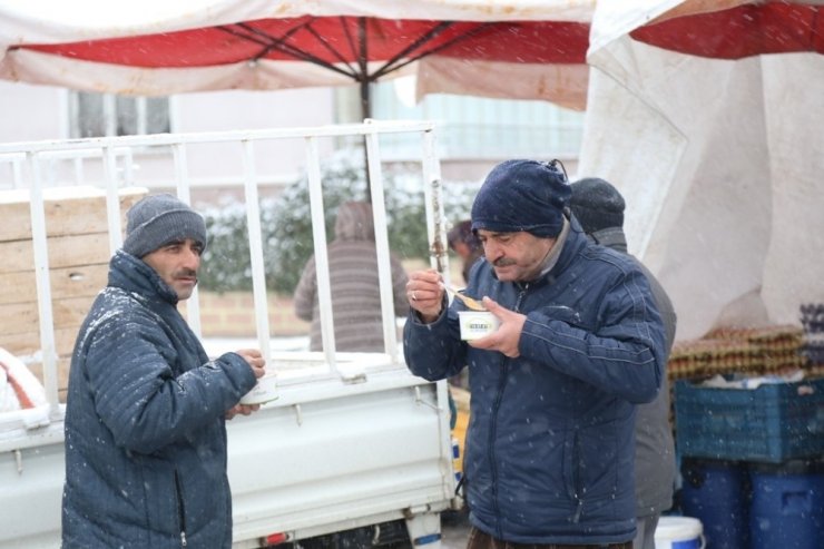 Ereğli Belediyesinden Pazar Esnafına Sıcak Çorba İkramı