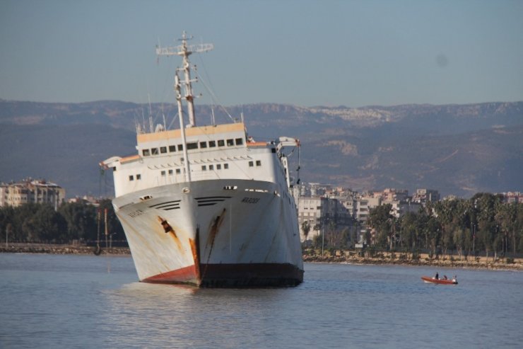 Mersin'de Karaya Oturan Hacizli Gemi Satıldı