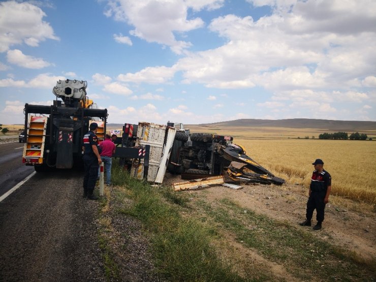 Aksaray'da İş Makinesi Yüklü Kamyon Devrildi: 1 Yaralı