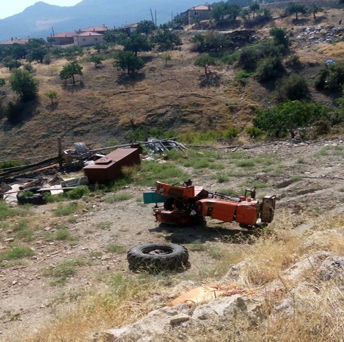 Karaman’da Traktör Şarampole Yuvarlandı: 1 Yaralı