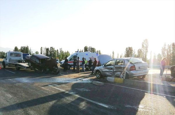 Konya'da İki Otomobil Çarpıştı: 3 Yaralı