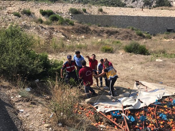 Mersin'de Şeftali Yüklü Kamyonet Devrildi: 2 Ölü, 10 Yaralı