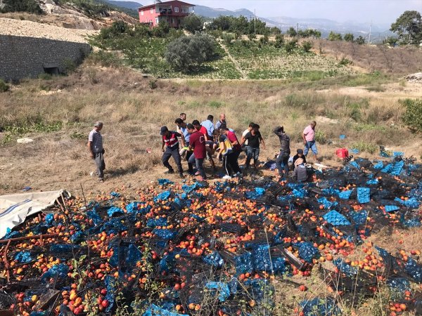 Mersin'de Şeftali Yüklü Kamyonet Devrildi: 2 Ölü, 10 Yaralı