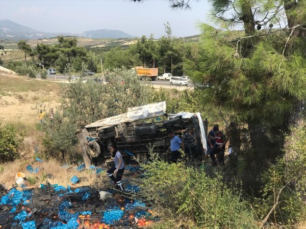 Mersin'de Şeftali Yüklü Kamyonet Devrildi: 2 Ölü, 10 Yaralı