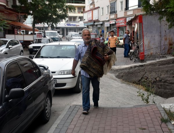 Tamir Ettiği Halı Ve Kilimleri Yurt Dışına Pazarlıyor