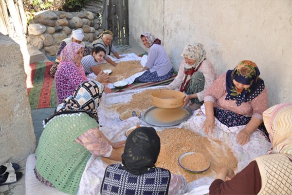 Beypazarı'nda Kışlık Tarhana Ve Salça Mesaisi