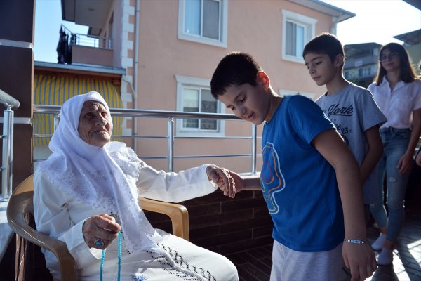 Hac Hayali Gerçek Olan Asırlık Fikriye Nine'nin Mutluluğu