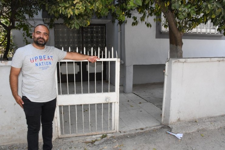 Mersin'de Kapı Çalan Hurdacı Kameraya Yakalandı