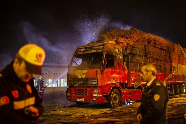 Başkentte Saman Yüklü Kamyon Yandı