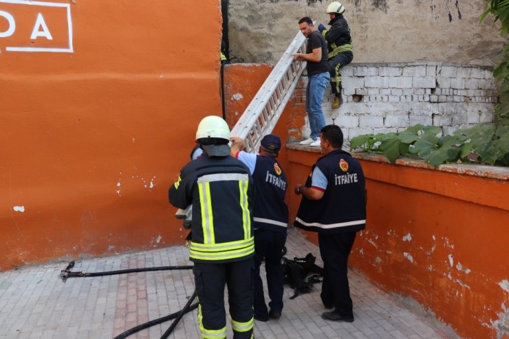 Karaman’da İki Apartman Arasında Çıkan Yangın Büyümeden Söndürüldü