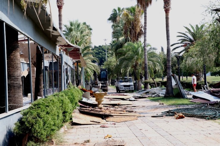 Mersin Sahilindeki Son Kafe De Yıkıldı