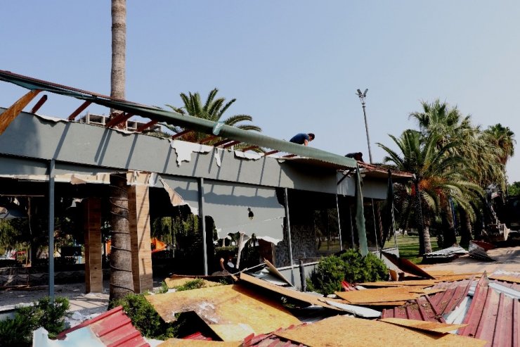 Mersin Sahilindeki Son Kafe De Yıkıldı