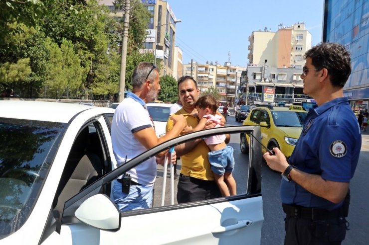 Otomobilde Mahsur Kalan 3 Yaşındaki Çocuk Cam Kırılarak Kurtarıldı