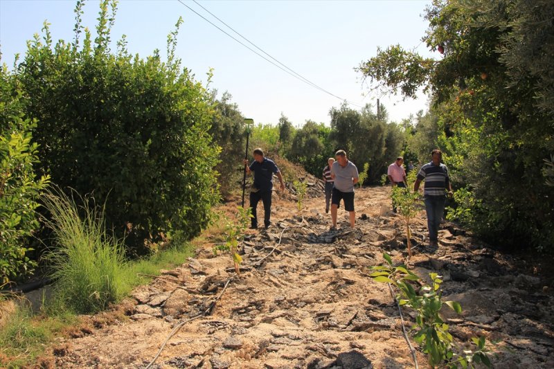 Arazisinden Geçtiğini İddia Ettiği Yolu Trafiğe Kapattı