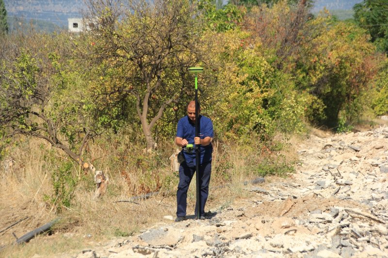 Arazisinden Geçtiğini İddia Ettiği Yolu Trafiğe Kapattı