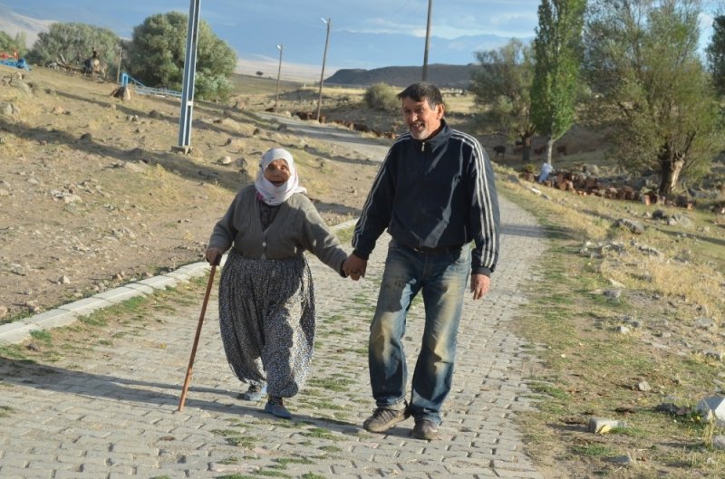 100lük Nene Kaymakamın Kimliğini Görünce İnandı