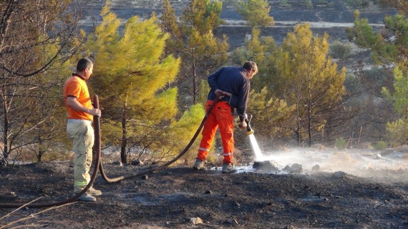 Silifke’de Otluk Alanda Yangın Çıktı Evleri Teğet Geçti