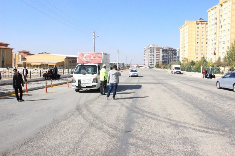 Karaman’da Kamyonetin Çarptığı Lise Öğrencisi Ağır Yaralandı