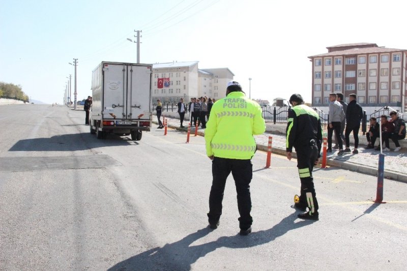 Karaman’da Kamyonetin Çarptığı Lise Öğrencisi Ağır Yaralandı