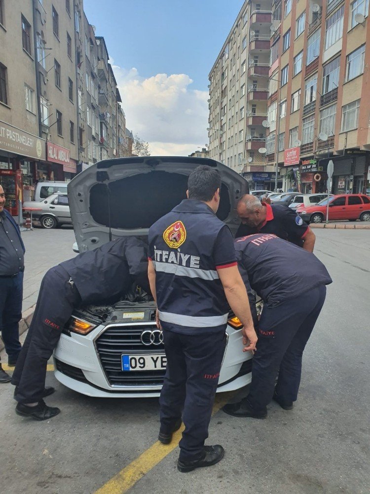 Otomobilin Motor Kısmına Sıkışan Yavru Kediyi İtfaiye Kurtardı