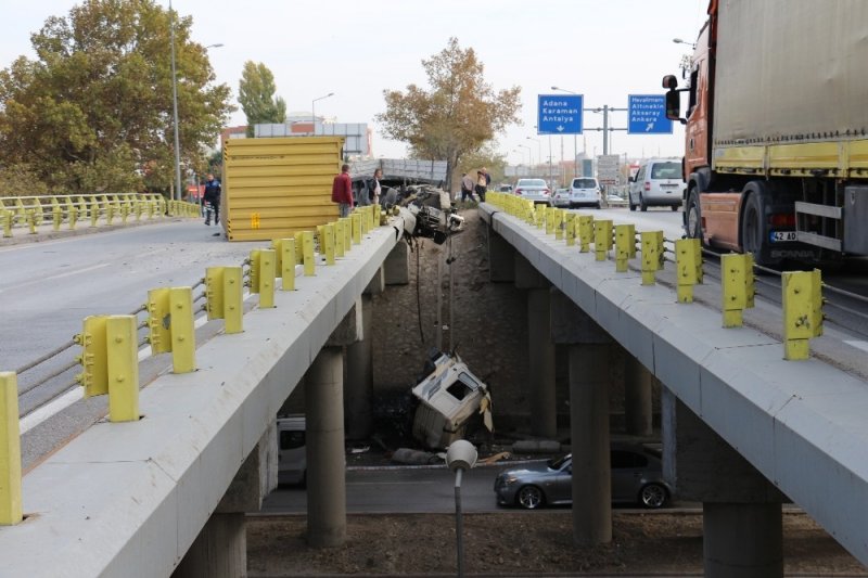 Bariyerlere Çarpan Tırın Kupası Köprüden Aşağıya Düştü