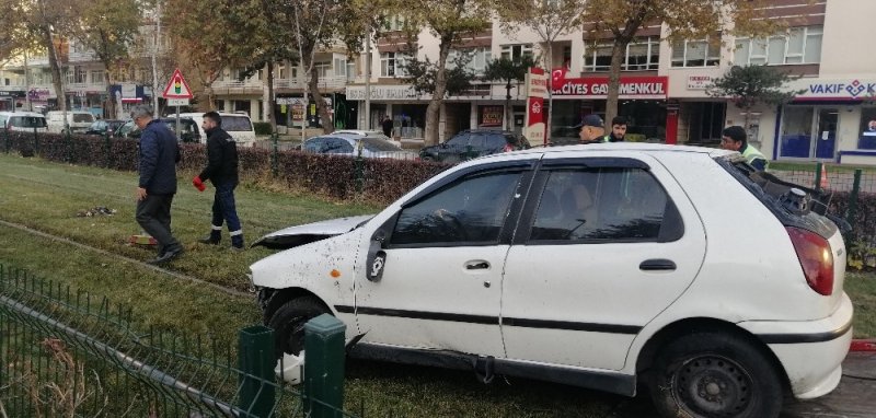 Direksiyon Hakimiyeti Kaybolan Otomobil Tramvay Yoluna Girdi