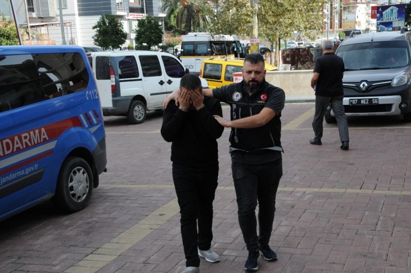 Otobüsten İnen Şüphelinin Üzerinden Uyuşturucu Çıktı