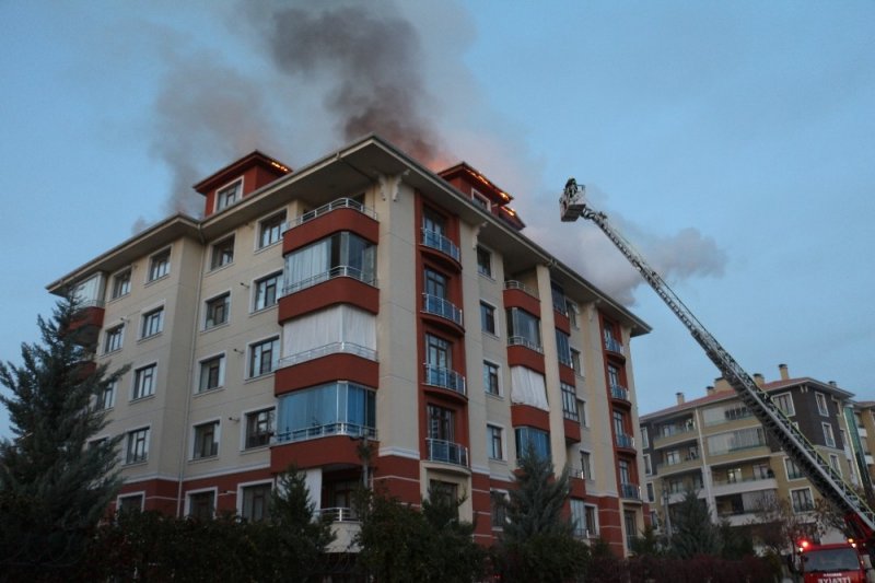 Binanın Çatısı Alev Alev Yandı