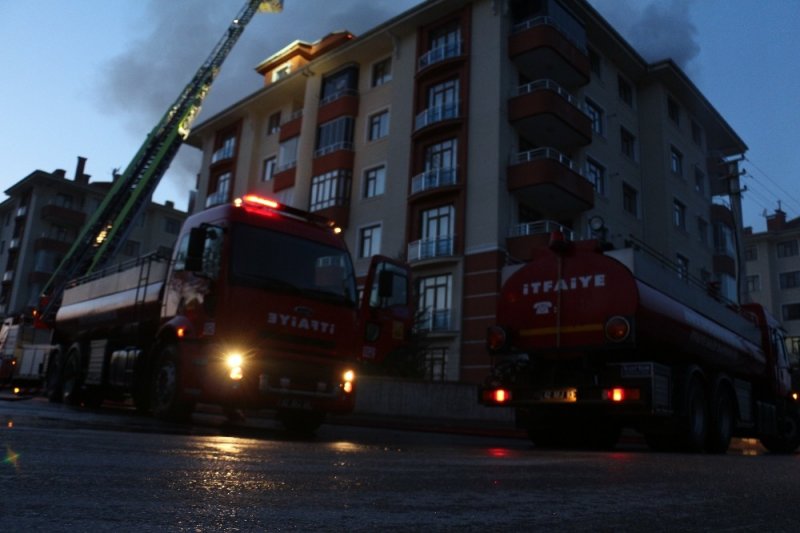 Binanın Çatısı Alev Alev Yandı