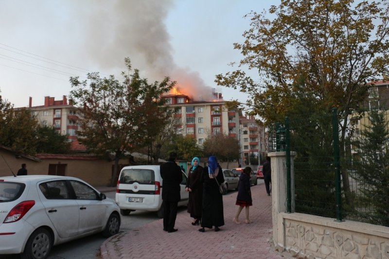 Binanın Çatısı Alev Alev Yandı