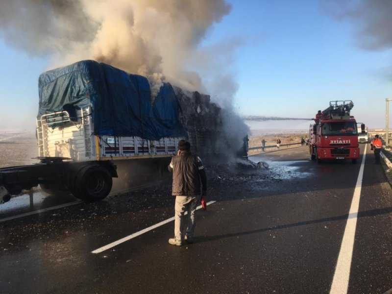 Ankara’da Kağıt Yüklü Tır Yandı