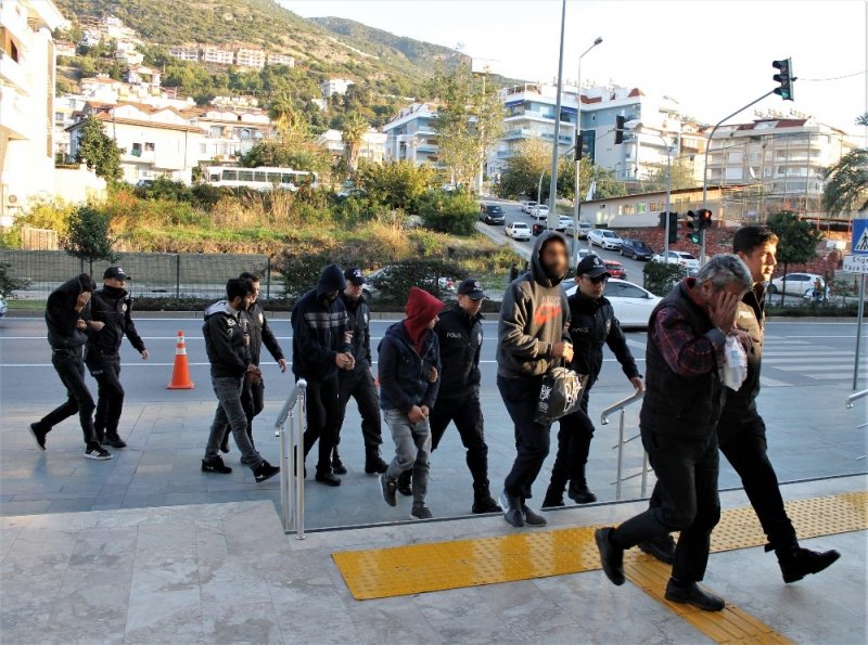 Uyuşturucu Şüphelilerinden Gazetecilere: “Çek Alanya Yakışıklı Görsün”