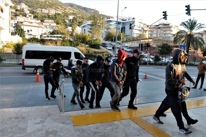 Uyuşturucu Şüphelilerinden Gazetecilere: “Çek Alanya Yakışıklı Görsün”