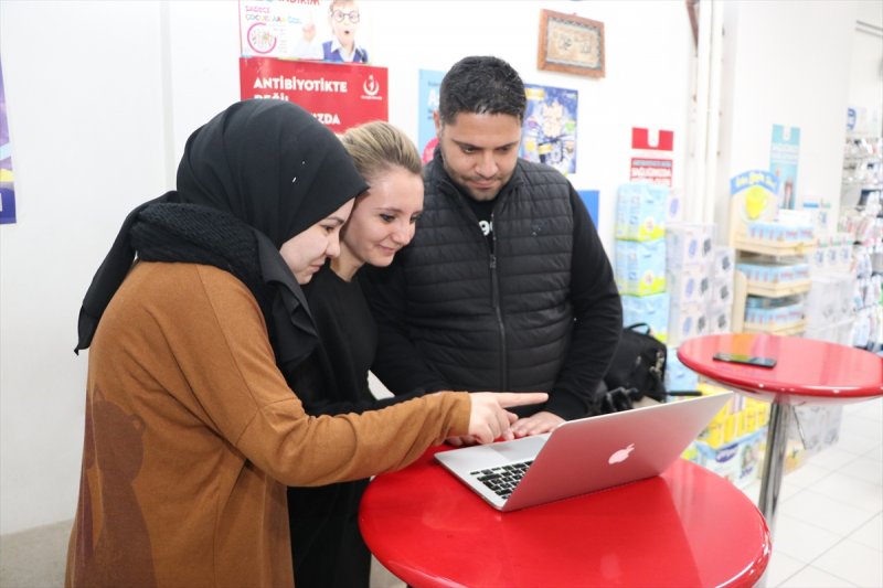 Karaman'da Eczacı Kalfaları Aa'nın "Yılın Fotoğrafları" Oylamasına Katıldı