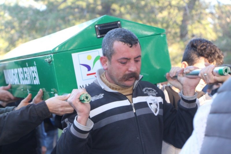 Annesinin, Babasının, Eşinin Ve Oğlunun Öldüğü Kazadan Üzerine Çay Dökülmesi Sayesinde Kurtulmuş