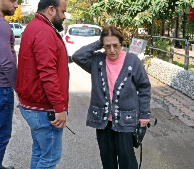 Hastane Dönüşü Yaşlı Kadına Kapkaç Şoku