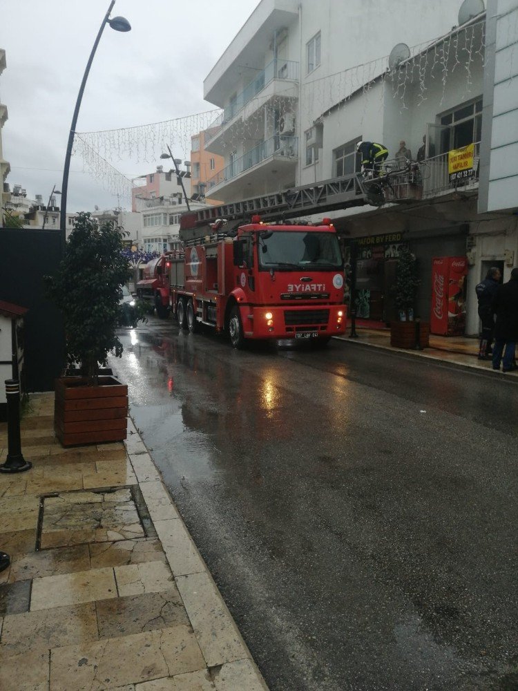 Antalya'da Deri Tamir Atölyesinde Yangın