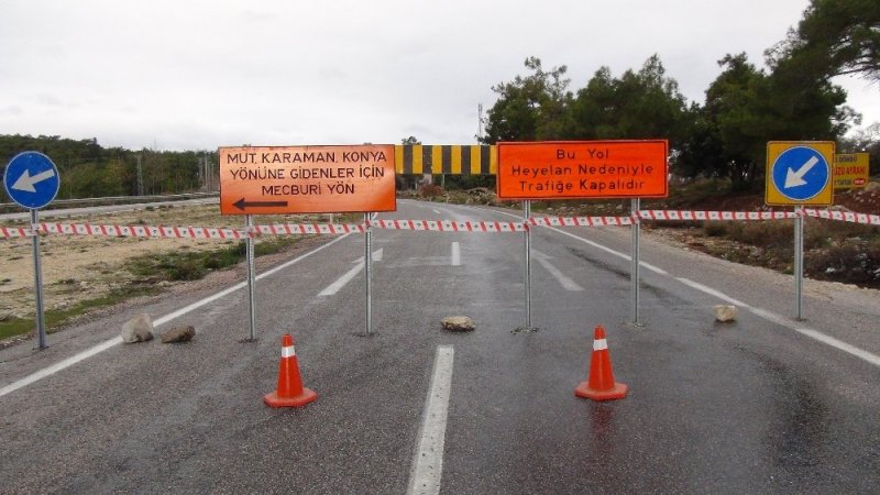 Heyelanda Yol Çöktü, Silifke-karaman Yolu Trafiğe Kapandı