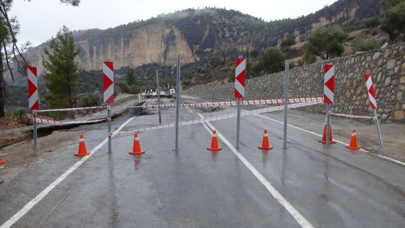 Heyelanda Yol Çöktü, Silifke-karaman Yolu Trafiğe Kapandı