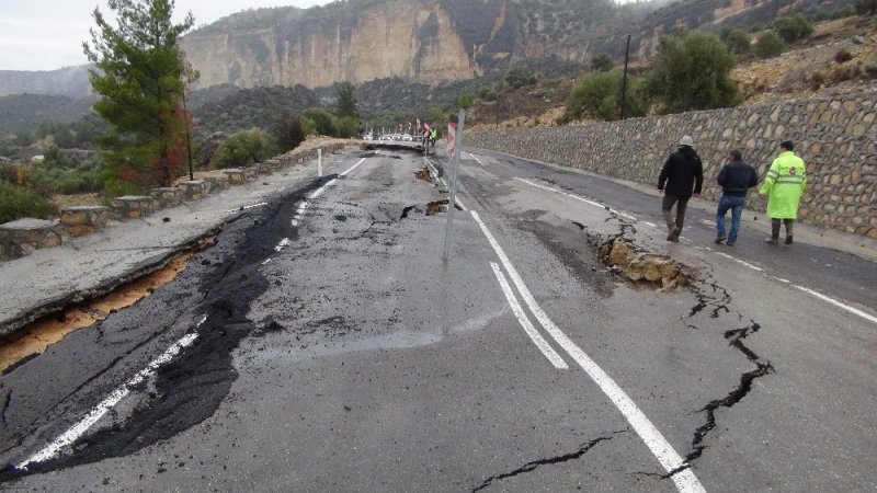 Heyelanda Yol Çöktü, Silifke-karaman Yolu Trafiğe Kapandı