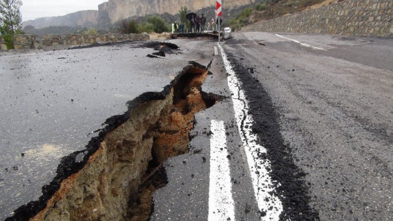 Heyelanda Yol Çöktü, Silifke-karaman Yolu Trafiğe Kapandı