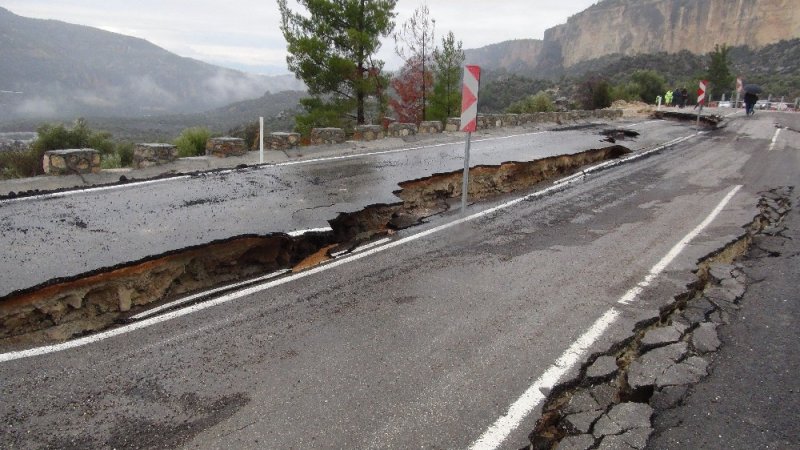 Heyelanda Yol Çöktü, Silifke-karaman Yolu Trafiğe Kapandı