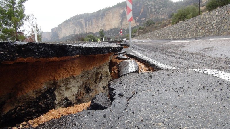 Heyelanda Yol Çöktü, Silifke-karaman Yolu Trafiğe Kapandı