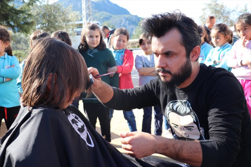 Karamanlı Berber Torosların Eteklerinde İyilik Makasını Kullanıyor